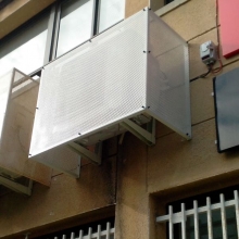 cache-climatiseur-suspendu-facade-tôle-métallique
