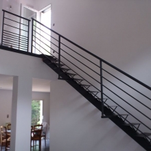 escalier-droit-metal-artisan-métallique