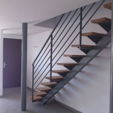 escalier-en-métal-gris