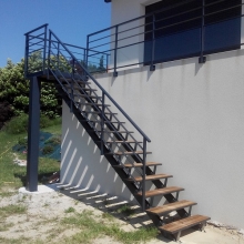 escalier-exterieur-métal-marches-bois
