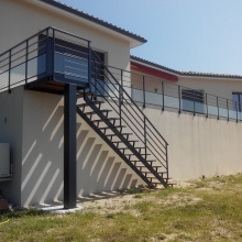 escalier-métal-garde-corps-thermolaqué