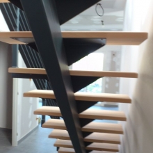 escalier-limon-central-marches-bois-fer