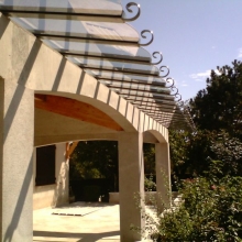 pergolas-marquise-vitree-volutes-vue-de-cote