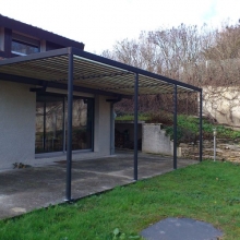 pergolas-structure-metal-lames-en-bois-vue-3