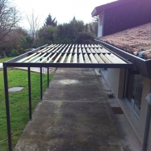 pergolas-structure-metal-lames-en-bois